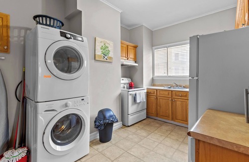 Waterford Valley Apartment | Cozy 2BR Loft Parking Wi-Fi