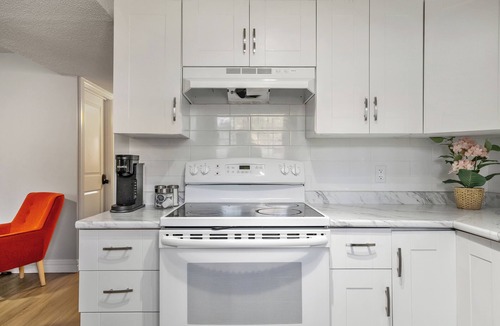 North Central Edmonton House | Cozy 4BR Delton home near DT hospitals sleeps 12 pet friendly fenced yard