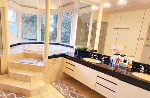 Kerrisdale House | Cozy 5 beds/4 bathrooms perfect for families or friends