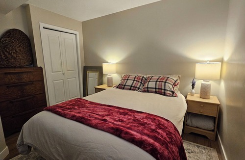Cougar Creek House | Cozy and Private Suite just 20 minutes from Banff!