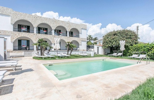 Cava dʼAliga Apartment | Cozy apartment in Cava D'Aliga with WiFi