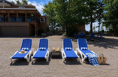 Maugerville Cottage | Cozy Beach Escape/Fire pit/Sunrises/Lake Views/Golf/Pickleball/45 to Fredericton