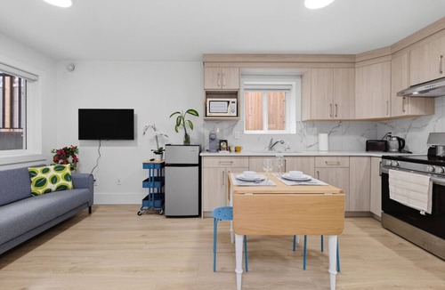 White Rock Apartment | Cozy Beachside 2-Bedroom Retreat near Pier