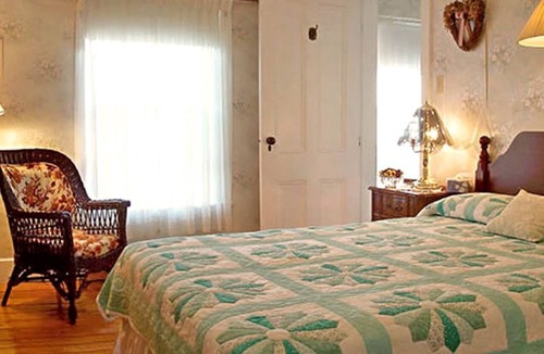 Harvey Cabin | Cozy Bed and Breakfast Accommodation with a Fireplace near Fundy National Park, New Brunswick