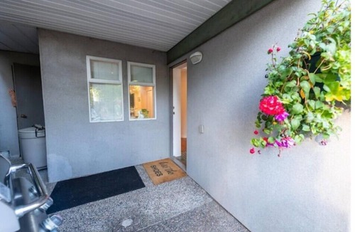 White Rock House | Cozy Bright 2 BR White Rock ground level basement suite near the beach.