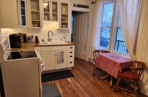 Pincher Creek House | Cozy Castle Cottage on the doorstep of Waterton National Park & Castle Mountain.