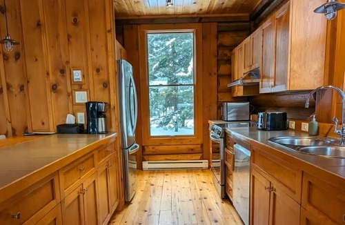 Lac Superieur Village Ski Chalet | Cozy Comfy AC Chalet Louie has 4 bedrooms, Spa,Pool, lake, Pet-Friendly!