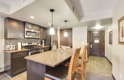Copperstone Resort Condo | Cozy Condo With Hot Tub+Gym & Underground Parking