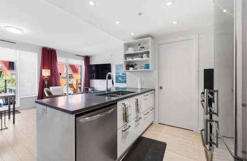 Downtown Eastside Condo | Cozy condo with excellent views, 5 mins to arena