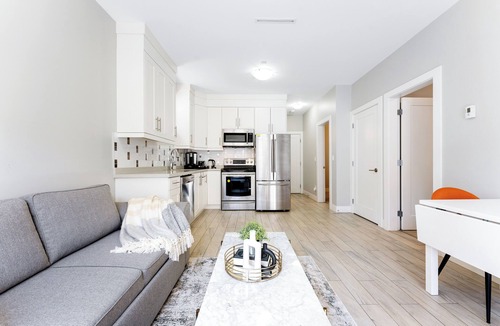 Riley Park-Little Mountain House | Cozy & Convenient · 2 Mins from SkyTrain · Central Location