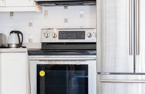Riley Park-Little Mountain House | Cozy & Convenient · 2 Mins from SkyTrain · Central Location
