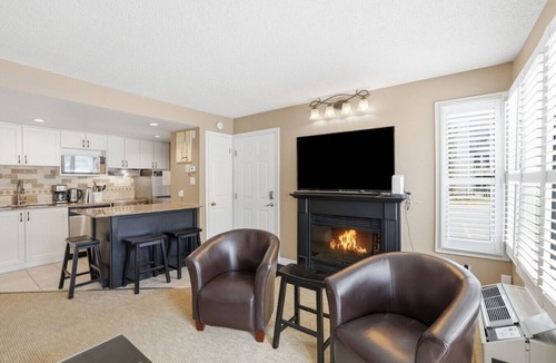 Craigleith Condo | Cozy Creek Retreat: Pool, Hot Tub, Tennis!