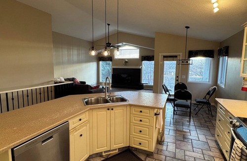Panorama Hills House | Cozy Entire Home on Golf Course w/Panoramic Views and 8 Ball Pool