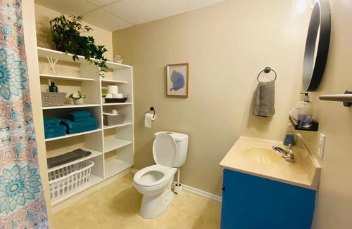 Vernon House | Cozy Home Getaway ★Kitchen ★Laundry ★Fireplace @ Middleton Mountain