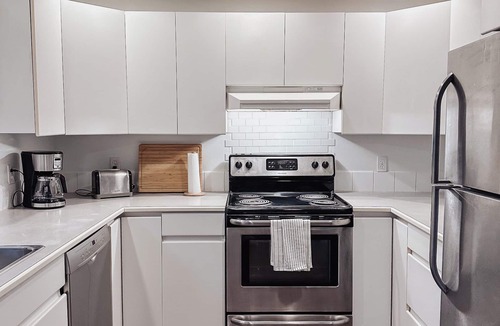 North Vancouver Condo | Cozy King Suite | Fire Pit | Near Lonsdale Quay - Pet Friendly