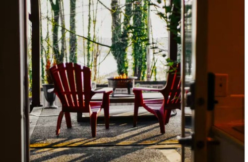 North Vancouver Condo | Cozy King Suite | Fire Pit | Near Lonsdale Quay - Pet Friendly