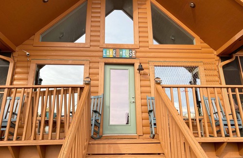 Elizabethtown Cabin | Cozy lakefront log cabin retreat with pier and kayaks