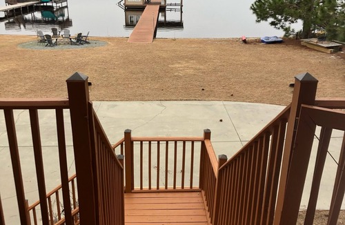 Elizabethtown Cabin | Cozy lakefront log cabin retreat with pier and kayaks