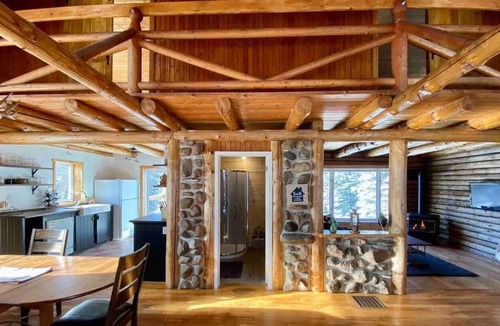 La Minerve Cottage | Cozy log cottage + TreeHouse