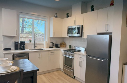 Langford Apartment | Cozy Modern 1BR Suite, Workspace, Laundry & Coffee
