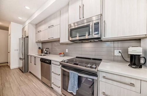 Southwest Calgary Apartment | Cozy Modern Mission 1 BR 5minDT Heated Prk SPA