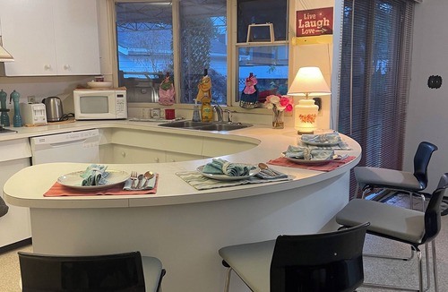 Oakridge House | Cozy Oakridge Brandy Bunch 8BR 4 Bath Near Skytrain