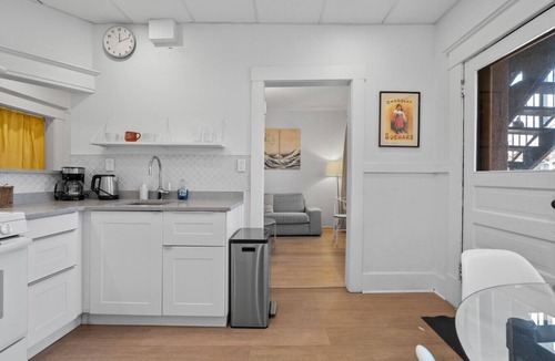 Grandview-Woodland Apartment | Cozy Quarters On Commercial Dr.