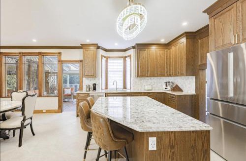 Richmond Bed & Breakfast | Cozy Queen Room in Quiet Richmond Seafair Area