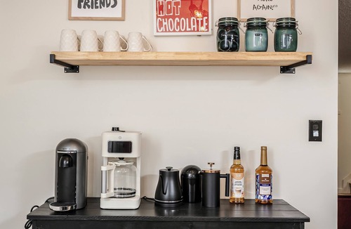North Central Edmonton Apartment | Cozy Retro Gem for the Fam W/AC (Near Roger&WEM)