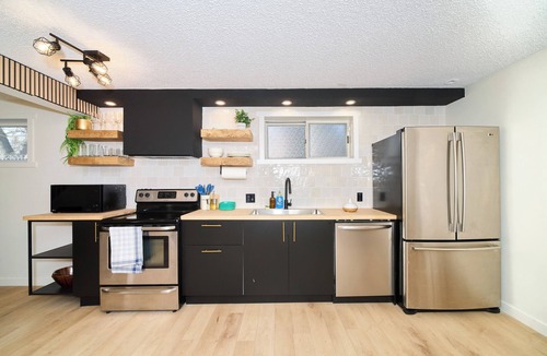 North Central Edmonton Apartment | Cozy Retro Gem for the Fam W/AC (Near Roger&WEM)
