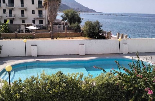 Patti Villa | Cozy seaside apartment with pool and all the comforts