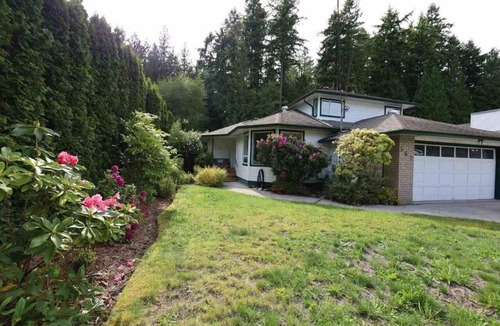 Roberts Creek House | Cozy split level home with a pet friendly yard. 10 min walk to beach