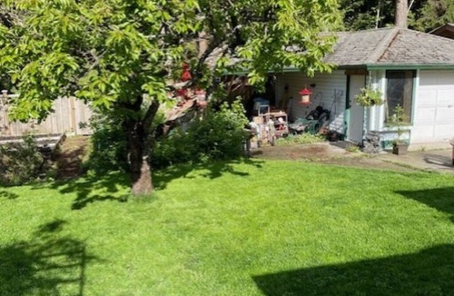 Roberts Creek House | Cozy split level home with a pet friendly yard. 10 min walk to beach