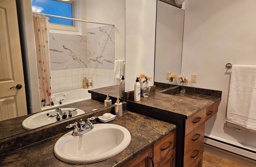 Southwest Mission House | Cozy studio room with a private entrance in Upper Mission, Kelowna