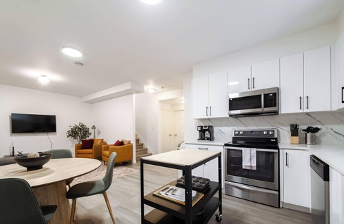 Southwest Edmonton House | Cozy Suite w/Full Kitchen, In-Suite Laundry, King Bedroom Sleeps 4