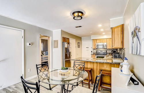 Folly Field Villa | Cozy Third Floor Condo villa with Fast WiFi & Balcony plus Shared Pool, Hot Tub, Tennis
