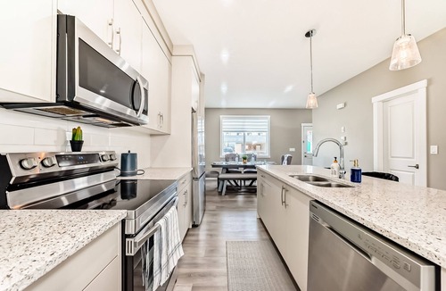 Calgary House | Cozyhub Vacation Rental with AC-YYC, Calgary Airport/Free Parking/Near Parks