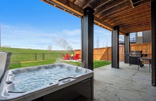 Springbank House | Crestmont Luxe Retreat | Hot Tub | Gym | AC