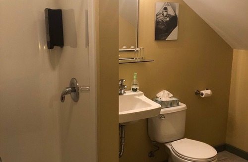 Cawston Bed & Breakfast | Crowsnest Vineyards Guesthouse