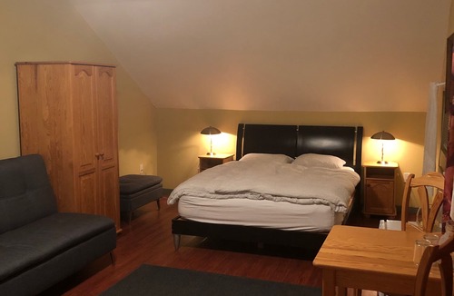 Cawston Bed & Breakfast | Crowsnest Vineyards Guesthouse