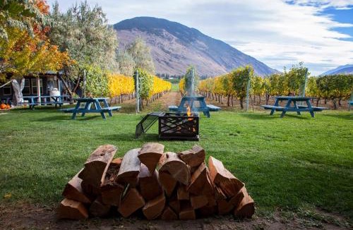 Cawston Bed & Breakfast | Crowsnest Vineyards Guesthouse