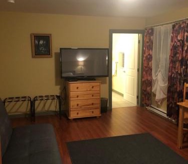 Cawston Bed & Breakfast | Crowsnest Vineyards Guesthouse