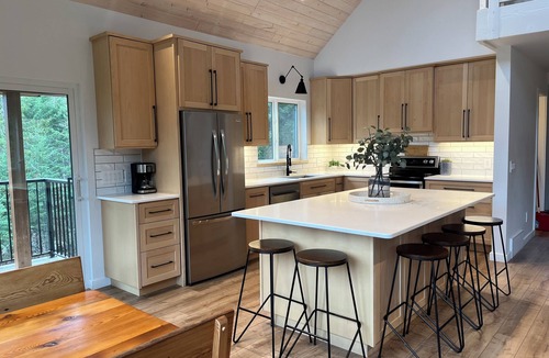 Kaslo House | Custom built cabin! 5 minute drive from Kaslo and public beaches.