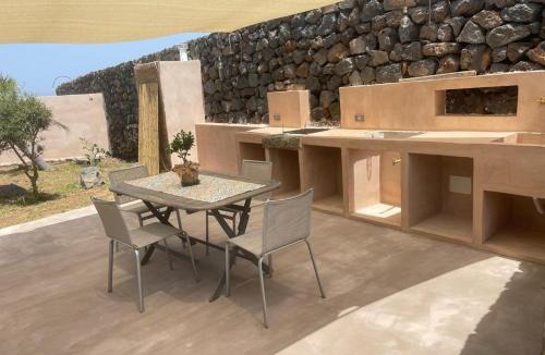 Pantelleria House | Dammuso Elisir Rosa - Jacuzzi e Giardino Privati