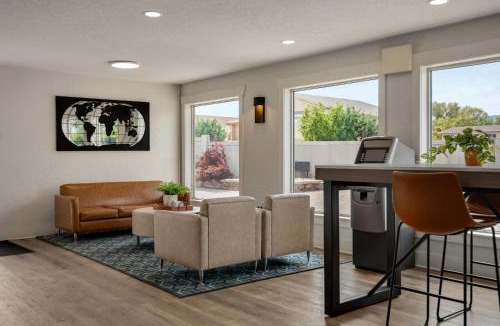 Rutland Hotel | Days Inn by Wyndham Kelowna