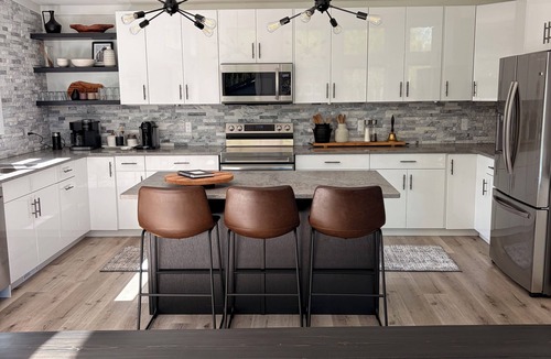 Westerose Cabin | Daze Off - Modern Cabin at Pigeon Lake (Pet Friendly)