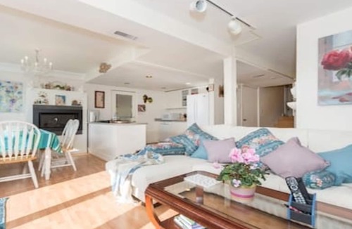 District of North Vancouver House | Deep Cove Semi Water Front Luxury Entire apartment & Minimum stay 90 nights(MTR)