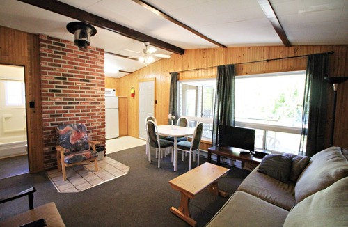 Falcon Lake Cabin | "Deja Blue" Breezy beachfront bliss!