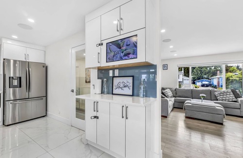 Delta House | Delta Modern 5 BR Home · Minutes to Vancouver & YVR