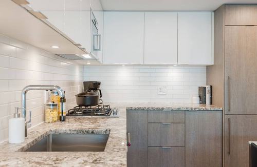 Downtown Vancouver Hotel | Deluxe One Bedroom Apartment in Trendy Yaletown